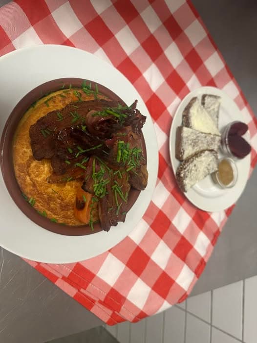 Æggekage med sprødt bacon, purløg og rugbrød med smør