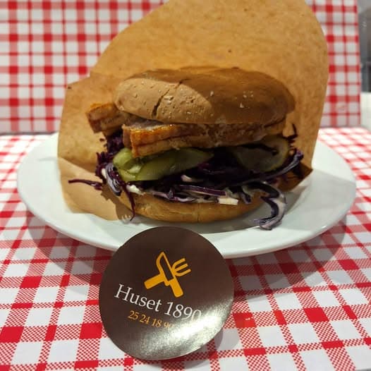 Flæskestegssandwich med rødkål, agurkesalat og sprød svær