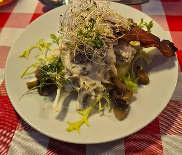 Hønsesalat med champignon, bacon og spirer