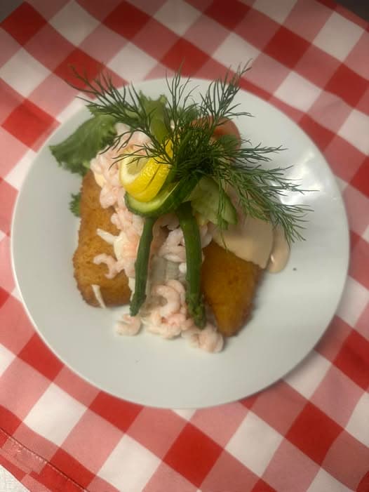 Stjerneskud med stegt og dampet fiskefilet, rejer, asparges og dild