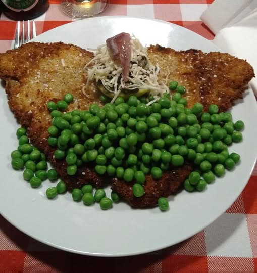 Wienerschnitzel med grønne ærter, ansjos og peberrod